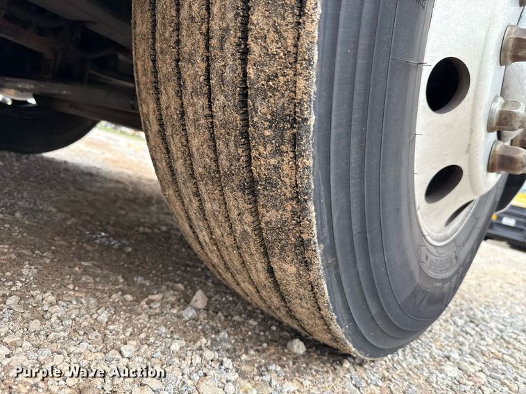 image for item EJ4834 2021 Kenworth T680 semi truck