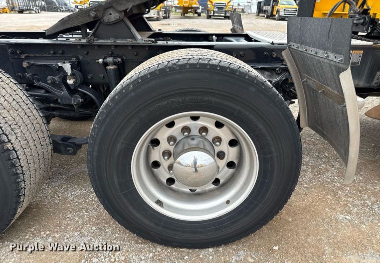 image for item EJ4834 2021 Kenworth T680 semi truck