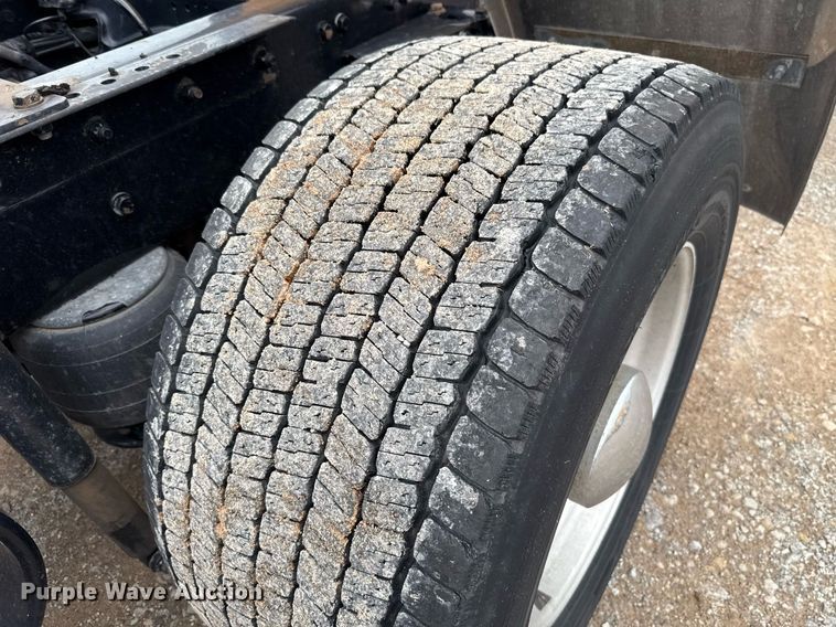 image for item EJ4834 2021 Kenworth T680 semi truck