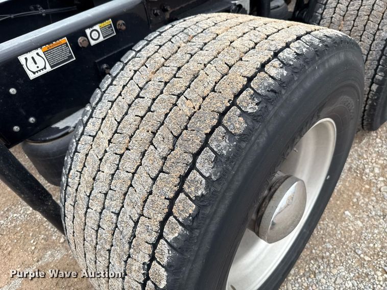 image for item EJ4834 2021 Kenworth T680 semi truck