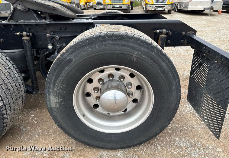 image for item EJ4834 2021 Kenworth T680 semi truck