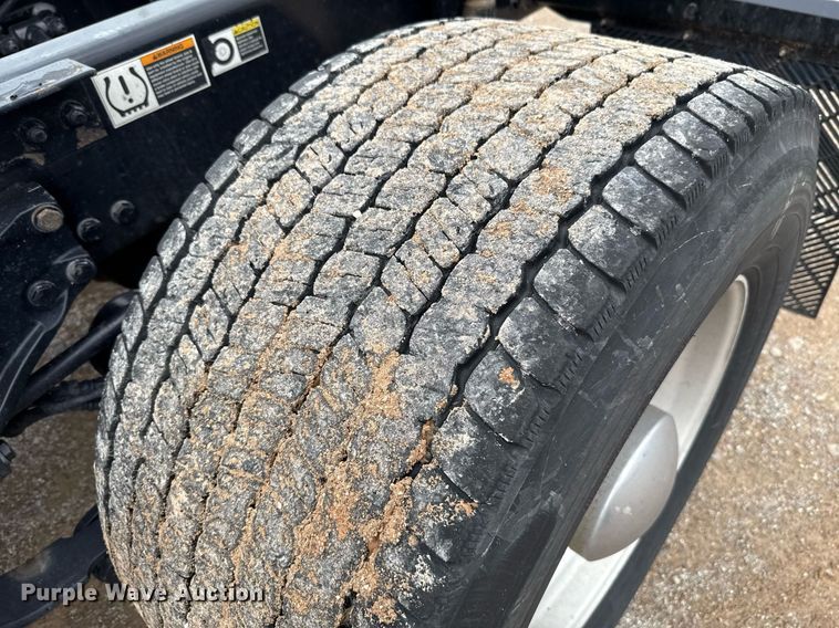 image for item EJ4834 2021 Kenworth T680 semi truck