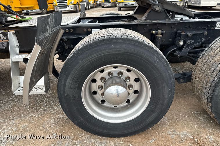 image for item EJ4834 2021 Kenworth T680 semi truck