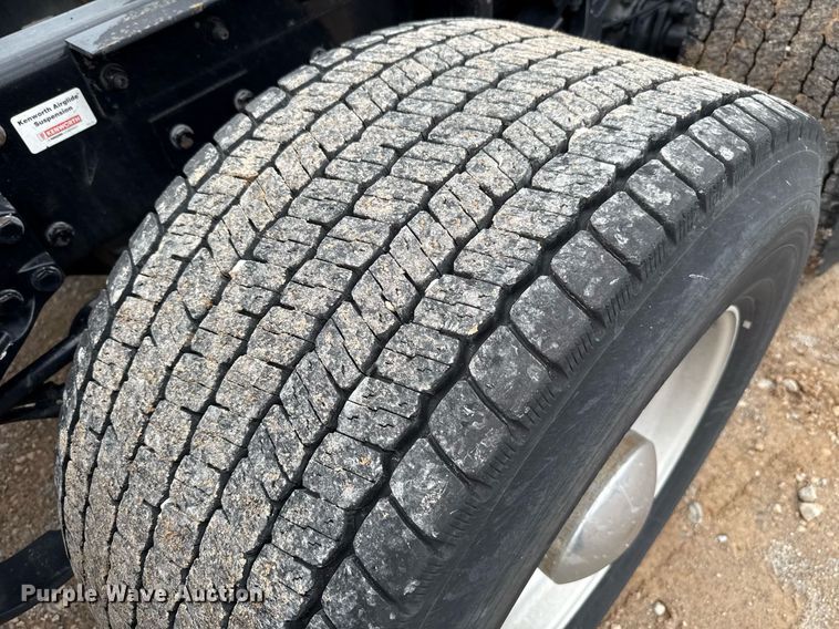 image for item EJ4834 2021 Kenworth T680 semi truck