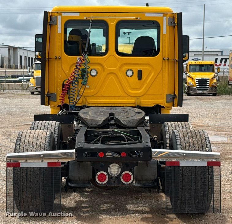 image for item EJ4835 2021 Freightliner Cascadia 126 semi truck