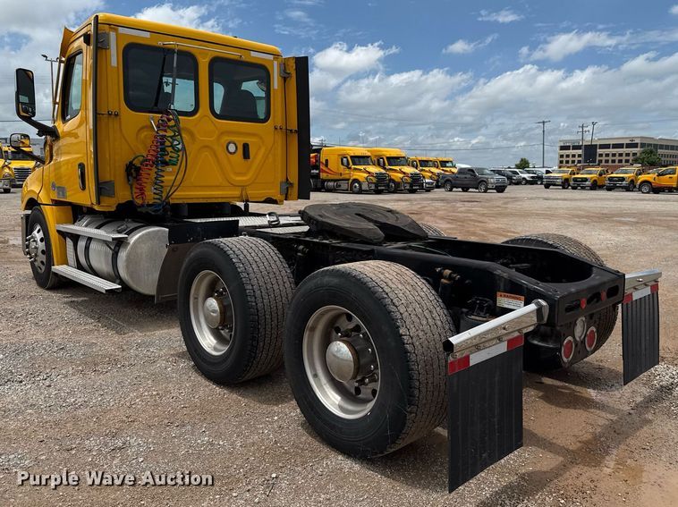 image for item EJ4835 2021 Freightliner Cascadia 126 semi truck