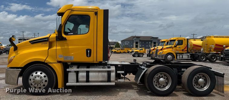 image for item EJ4835 2021 Freightliner Cascadia 126 semi truck