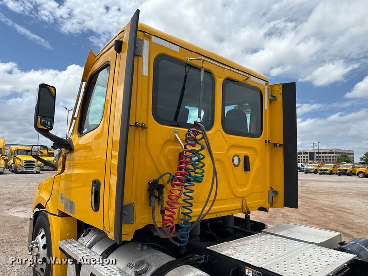 image for item EJ4835 2021 Freightliner Cascadia 126 semi truck