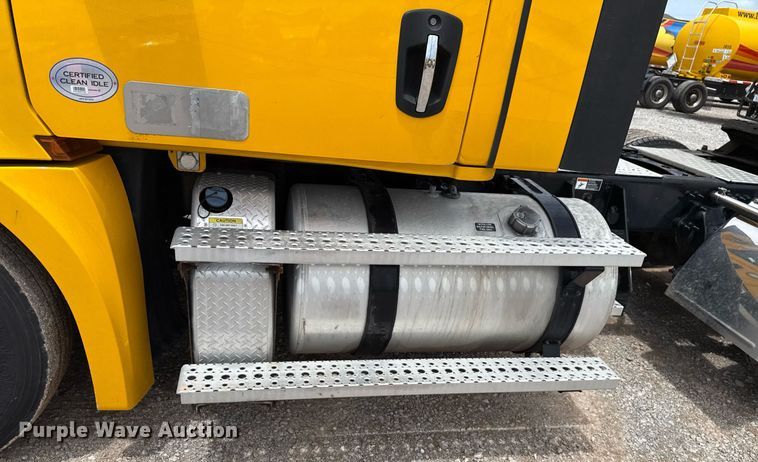 image for item EJ4835 2021 Freightliner Cascadia 126 semi truck