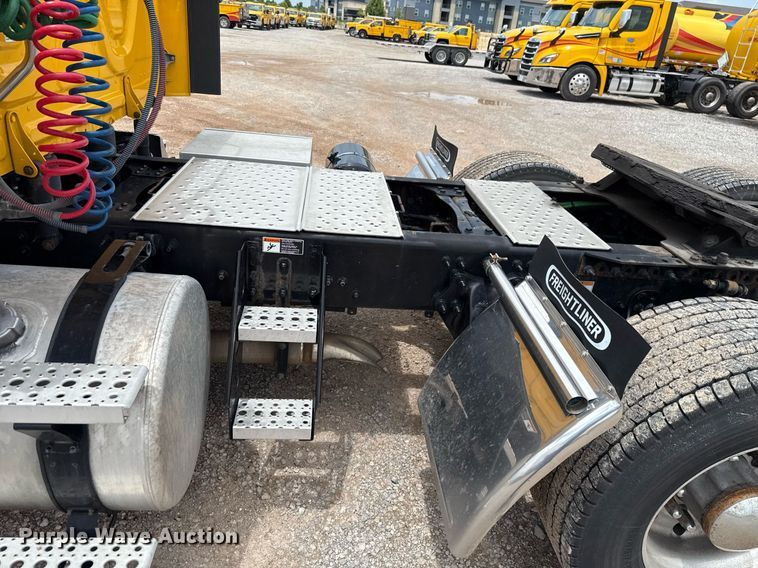 image for item EJ4835 2021 Freightliner Cascadia 126 semi truck