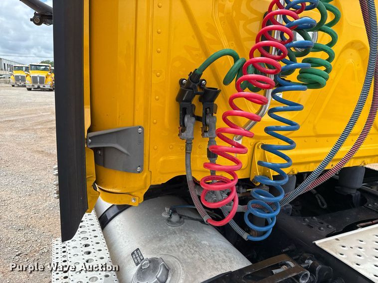 image for item EJ4835 2021 Freightliner Cascadia 126 semi truck