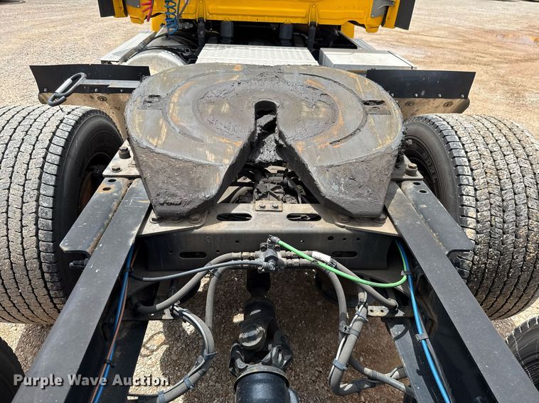 image for item EJ4835 2021 Freightliner Cascadia 126 semi truck