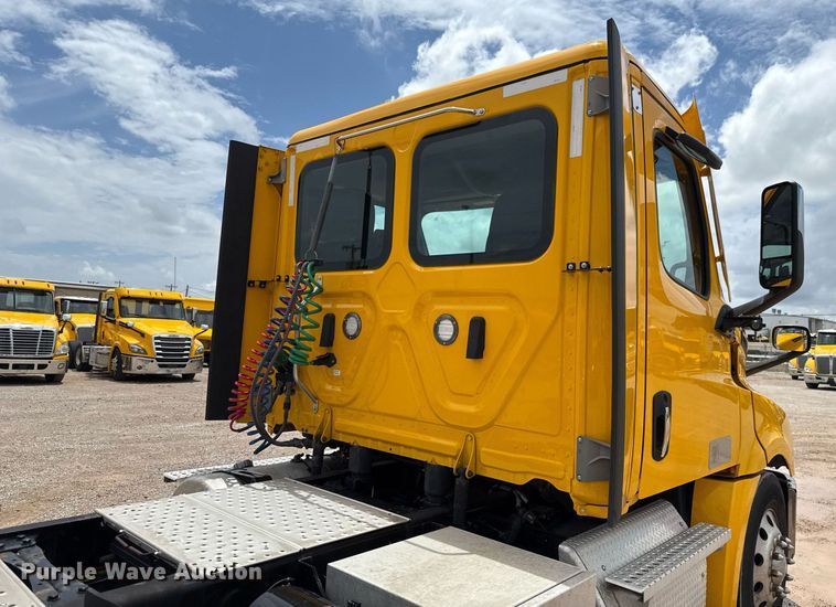 image for item EJ4835 2021 Freightliner Cascadia 126 semi truck