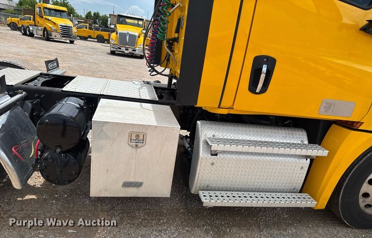 image for item EJ4835 2021 Freightliner Cascadia 126 semi truck