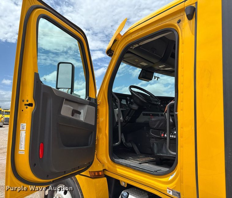 image for item EJ4835 2021 Freightliner Cascadia 126 semi truck