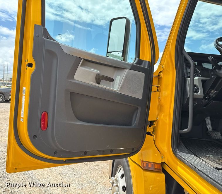 image for item EJ4835 2021 Freightliner Cascadia 126 semi truck