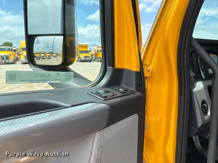 image for item EJ4835 2021 Freightliner Cascadia 126 semi truck