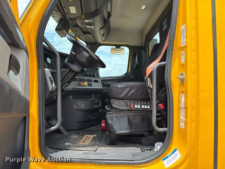 image for item EJ4835 2021 Freightliner Cascadia 126 semi truck