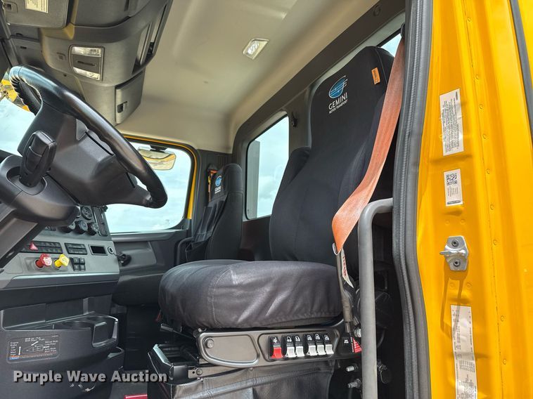 image for item EJ4835 2021 Freightliner Cascadia 126 semi truck