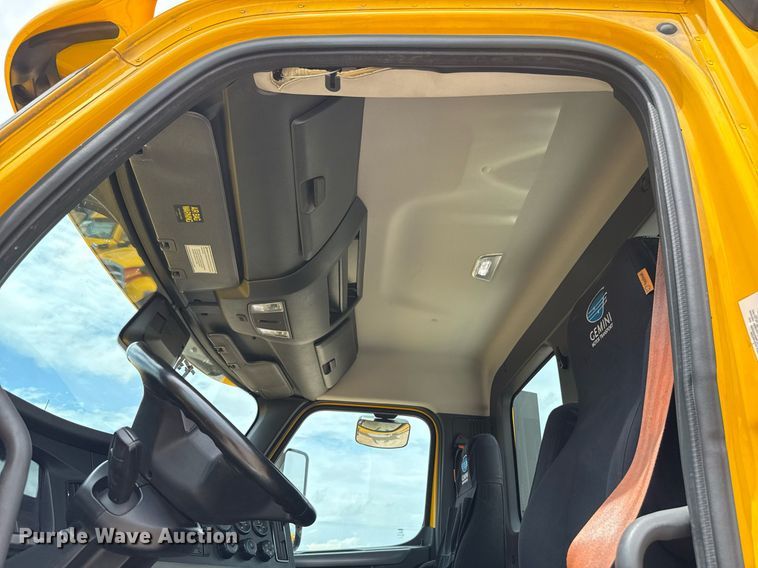 image for item EJ4835 2021 Freightliner Cascadia 126 semi truck