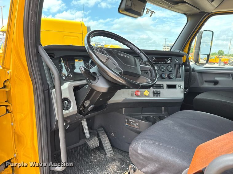 image for item EJ4835 2021 Freightliner Cascadia 126 semi truck