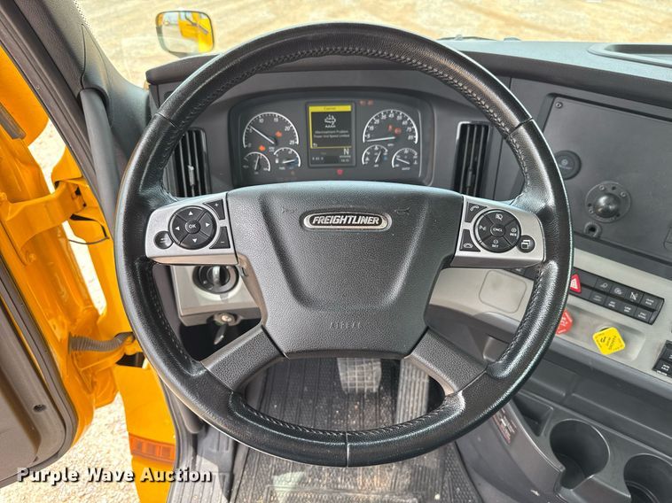 image for item EJ4835 2021 Freightliner Cascadia 126 semi truck