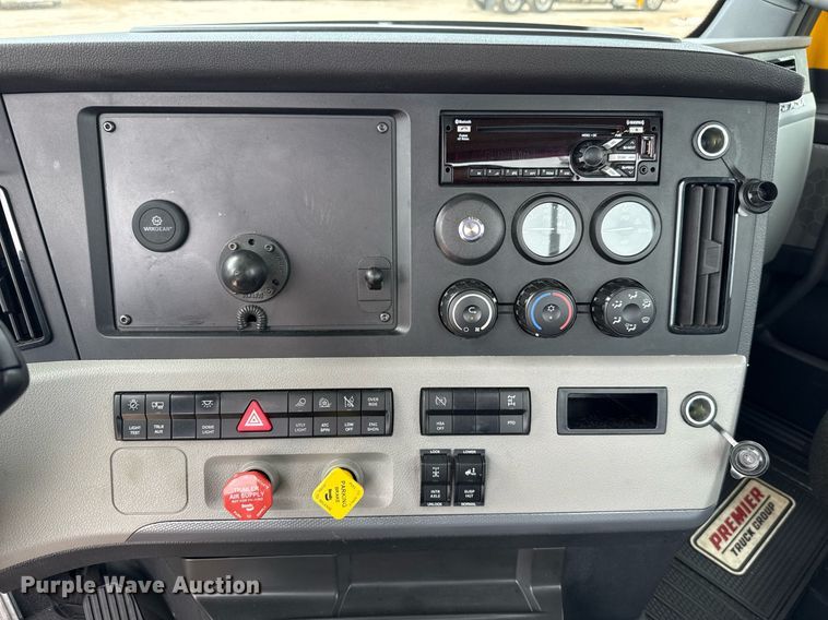 image for item EJ4835 2021 Freightliner Cascadia 126 semi truck