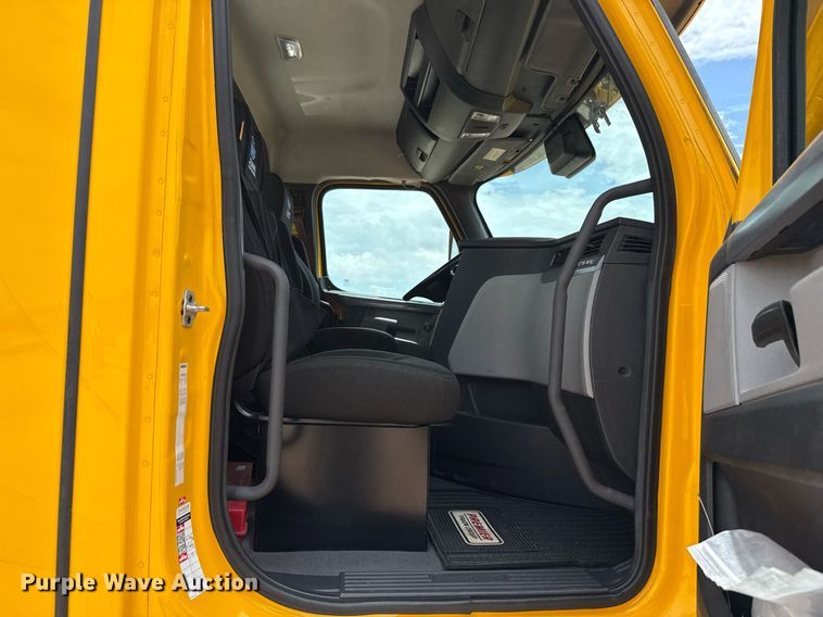 image for item EJ4835 2021 Freightliner Cascadia 126 semi truck