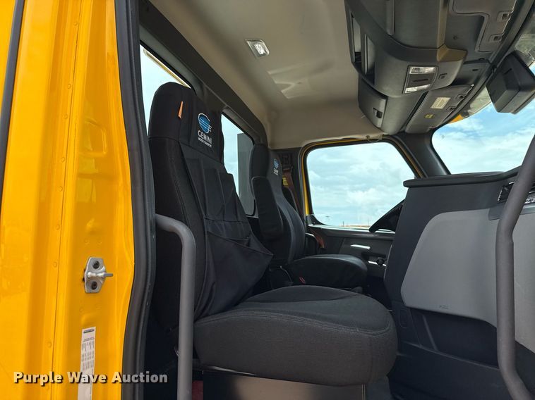 image for item EJ4835 2021 Freightliner Cascadia 126 semi truck