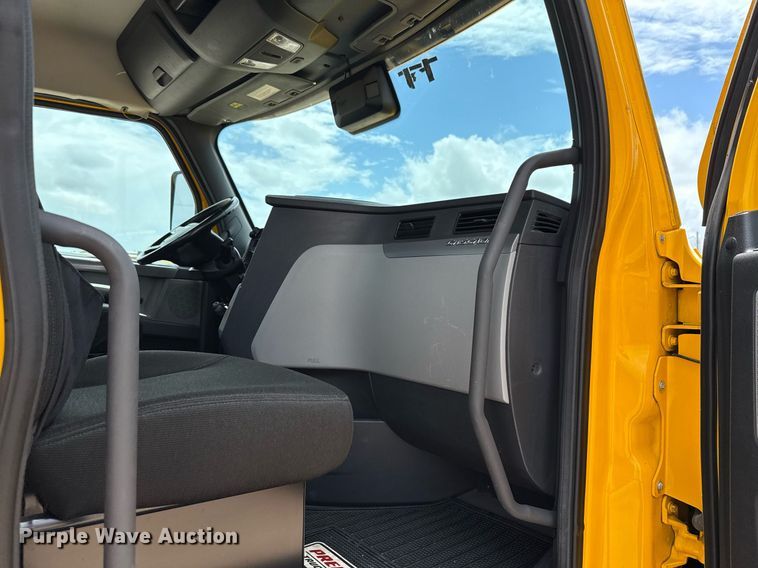 image for item EJ4835 2021 Freightliner Cascadia 126 semi truck