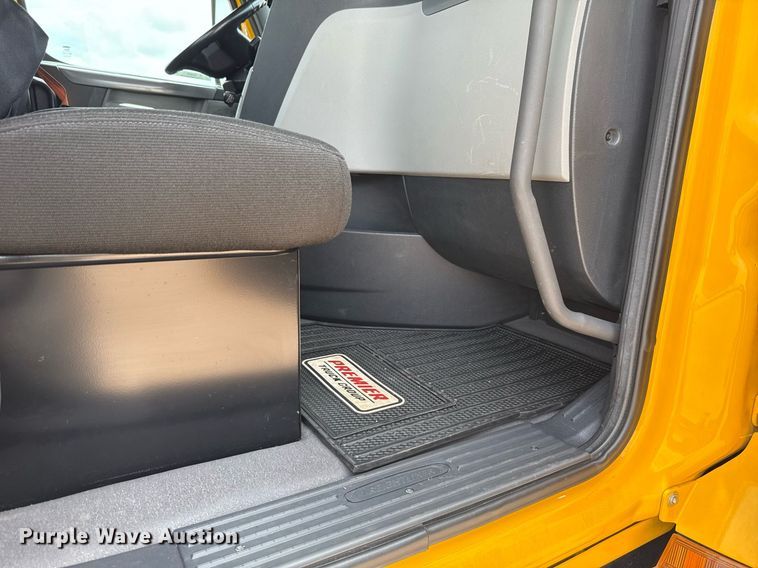 image for item EJ4835 2021 Freightliner Cascadia 126 semi truck