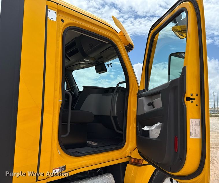 image for item EJ4835 2021 Freightliner Cascadia 126 semi truck