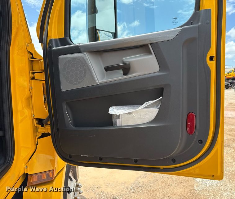 image for item EJ4835 2021 Freightliner Cascadia 126 semi truck