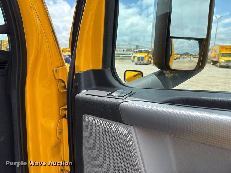 image for item EJ4835 2021 Freightliner Cascadia 126 semi truck