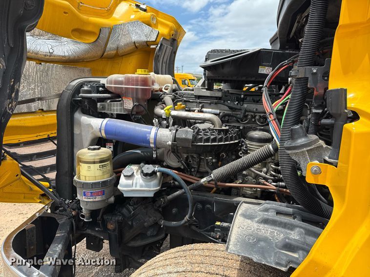 image for item EJ4835 2021 Freightliner Cascadia 126 semi truck