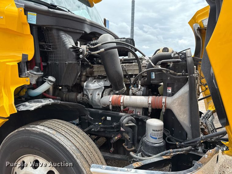 image for item EJ4835 2021 Freightliner Cascadia 126 semi truck