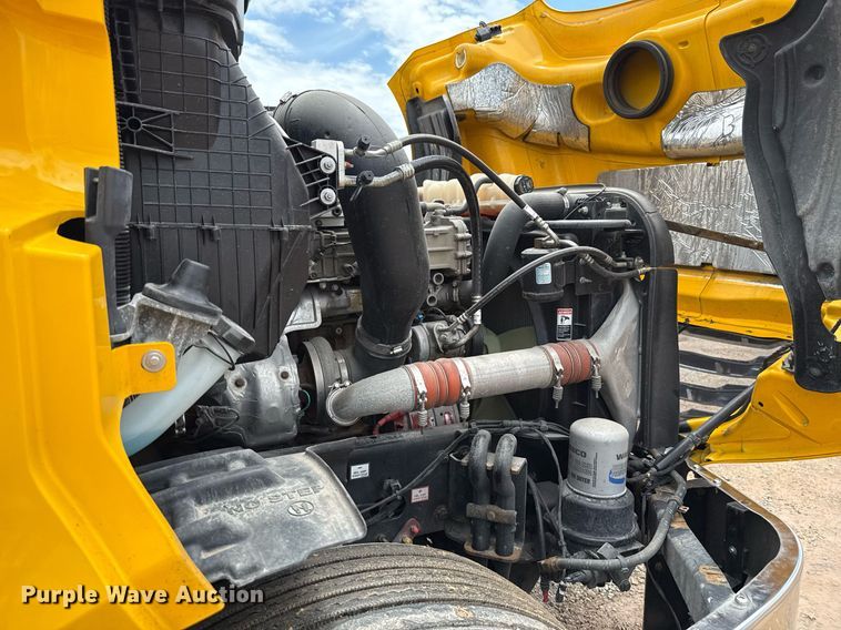 image for item EJ4835 2021 Freightliner Cascadia 126 semi truck