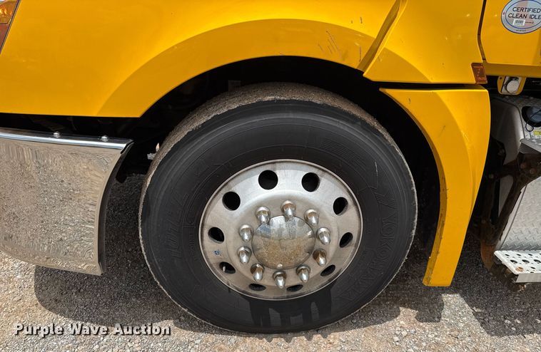 image for item EJ4835 2021 Freightliner Cascadia 126 semi truck