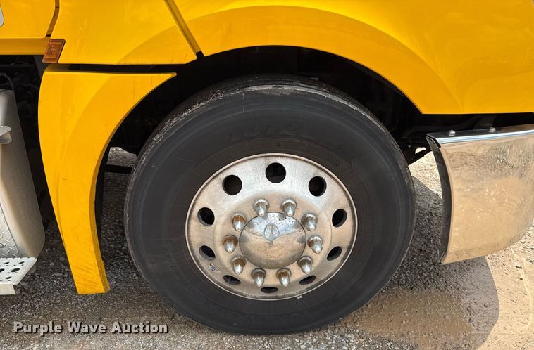 image for item EJ4835 2021 Freightliner Cascadia 126 semi truck