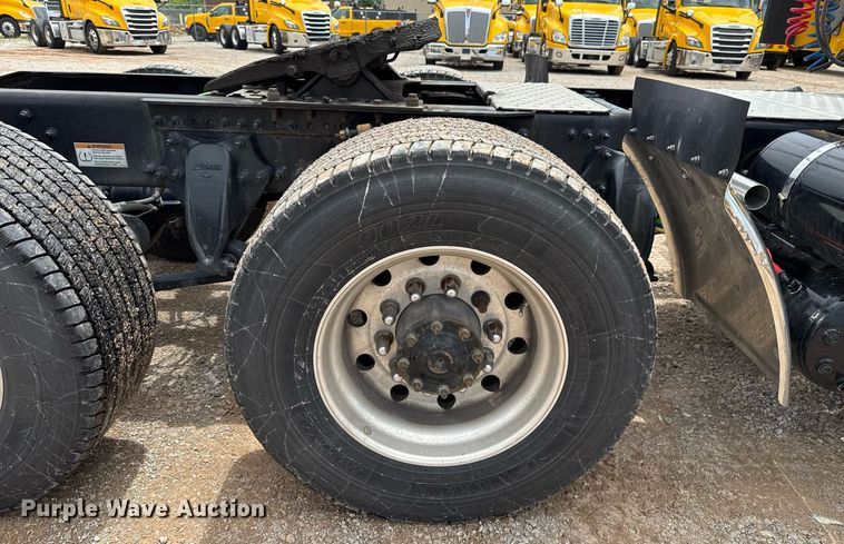 image for item EJ4835 2021 Freightliner Cascadia 126 semi truck