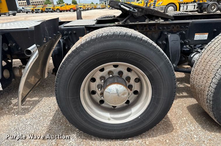 image for item EJ4835 2021 Freightliner Cascadia 126 semi truck