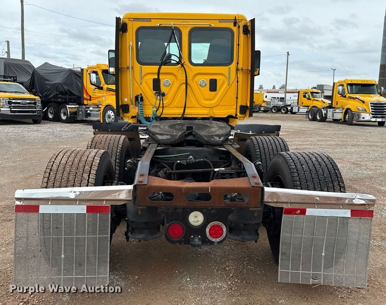 image for item EJ4836 2013 Freightliner Cascadia 125 semi truck