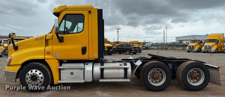 image for item EJ4836 2013 Freightliner Cascadia 125 semi truck