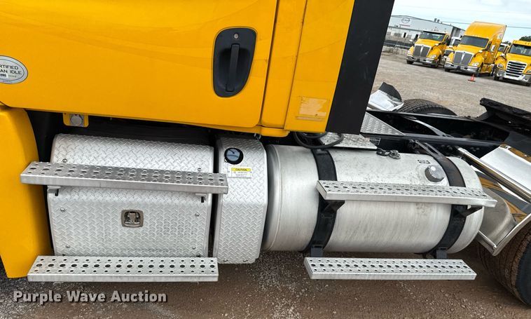 image for item EJ4836 2013 Freightliner Cascadia 125 semi truck