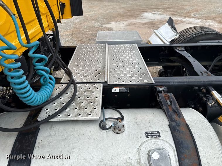 image for item EJ4836 2013 Freightliner Cascadia 125 semi truck