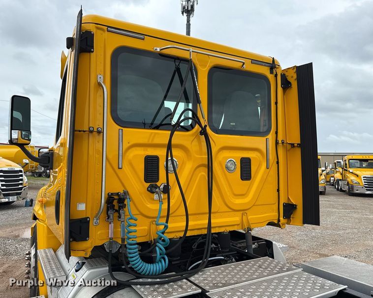 image for item EJ4836 2013 Freightliner Cascadia 125 semi truck