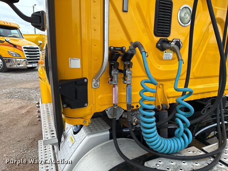 image for item EJ4836 2013 Freightliner Cascadia 125 semi truck