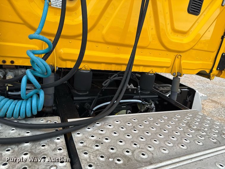 image for item EJ4836 2013 Freightliner Cascadia 125 semi truck