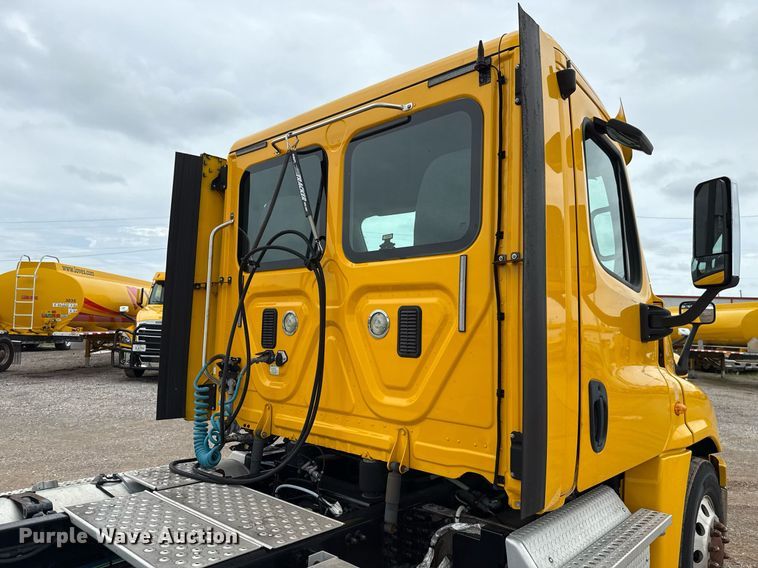 image for item EJ4836 2013 Freightliner Cascadia 125 semi truck