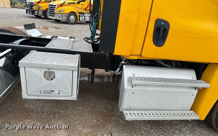 image for item EJ4836 2013 Freightliner Cascadia 125 semi truck